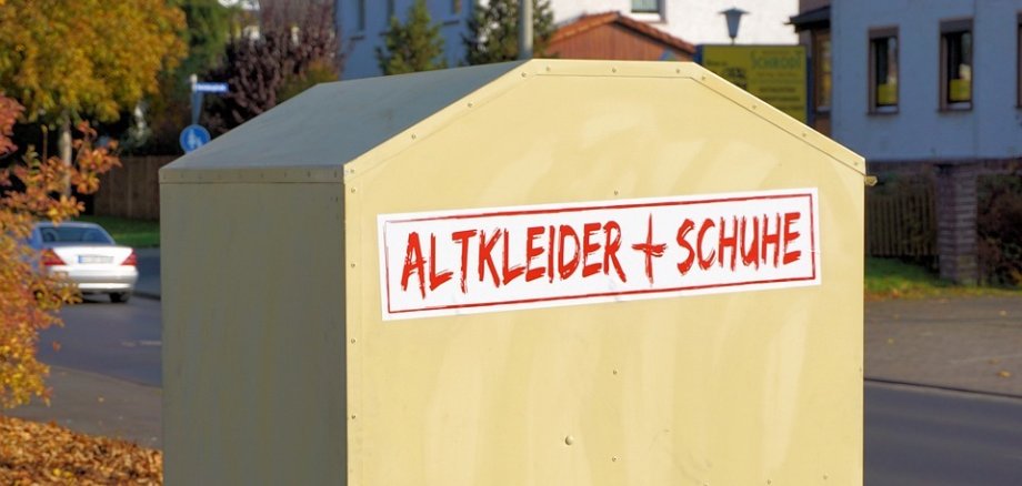 Altkleidercontainer mit der Aufschrift Kleider und Schuhe als Symbolbild für die Kleidersammlungen der karitativen Einrichtungen.