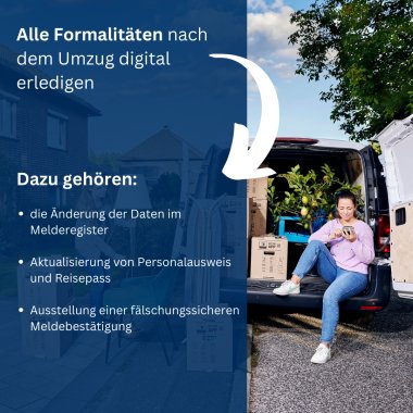 Alle Formalitäten nach dem Umzug digital erledigen. Dazu gehören die Änderung der Daten im Melderegister, die Aktualisierung von  Personalausweis und Reisepass und die Ausstellung einer fälschungssicheren Meldebestätigung. Bild ist in zwei Hälften geteilt. Links der Slide mit den Hinweisen, was die elektronische Wohnsitzanmeldung bietet.  Rechts zwei Frauen am Tag am Bürgersteig in einer Wohngegend. Um sie herum  ein Lieferwagen und Umzugskartons. Weitere Haushaltsgegenstände wie Sessel, Bügelbrett und Lampe stehen vor dem vollen Umzugswagen. Eine der Frauen sitzt auf der Pritsche des Wagens und tippt entspannt auf ihrem Smartphone. Die zweite Frau bringt eine Lampe.