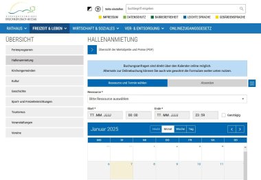 Screenshot der Homepageseite der Hallenbelegung online. Zu sehen ist der Kalender mit Auswahlmöglichkeiten der einzelnen buchbaren Hallen und die Auswahlfelder für die Uhrzeit der Buchung.