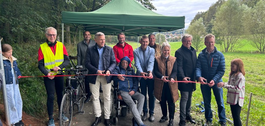 Eröffnung Radweg zwischen Lambsborn und Bechhofen, Foto zeigt den Banddurchschnitt